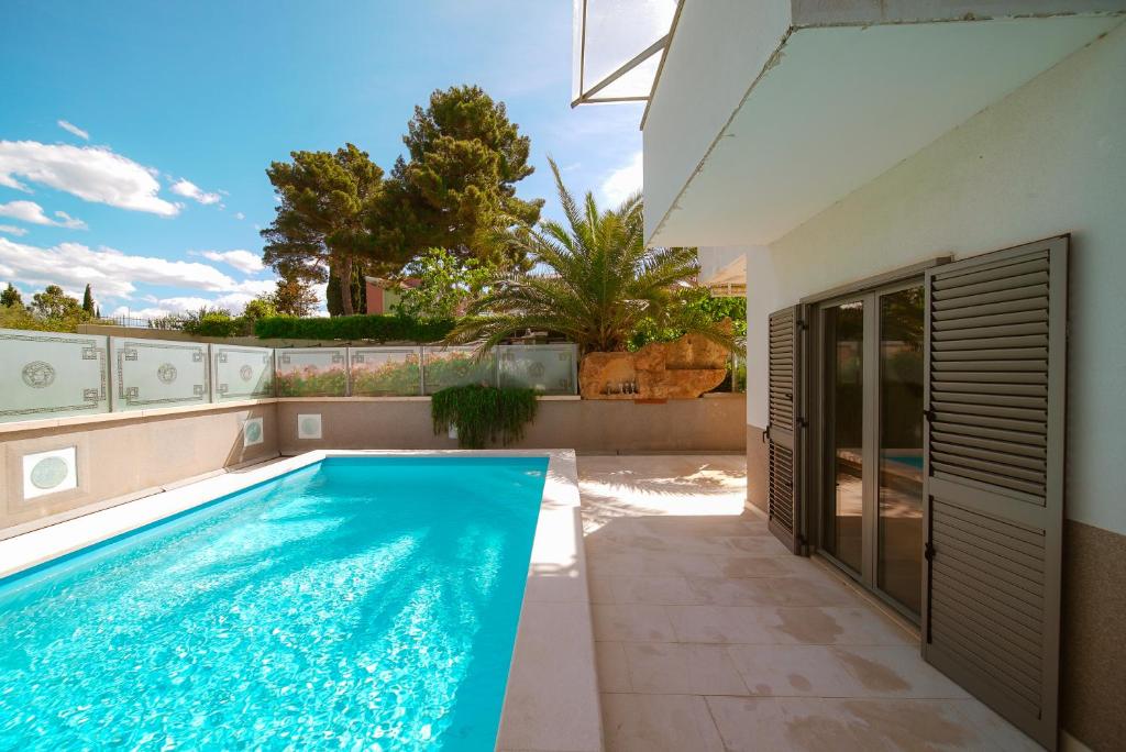 - une piscine dans l'arrière-cour d'une maison dans l'établissement Villa Medusa, à Lucija