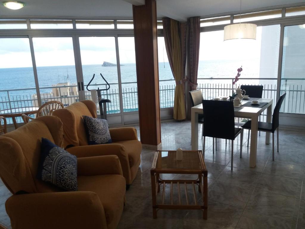 uma sala de estar com vista para o oceano em Torresol em Benidorm