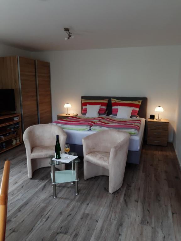 - une chambre avec un lit, deux chaises et une table dans l'établissement Ferienappartement Lieser, à Bernkastel-Kues