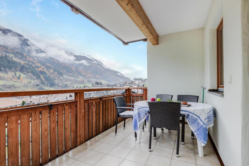 a balcony with a table and chairs with a view at Kelderer Hof - Appartment Jaufen in San Martino