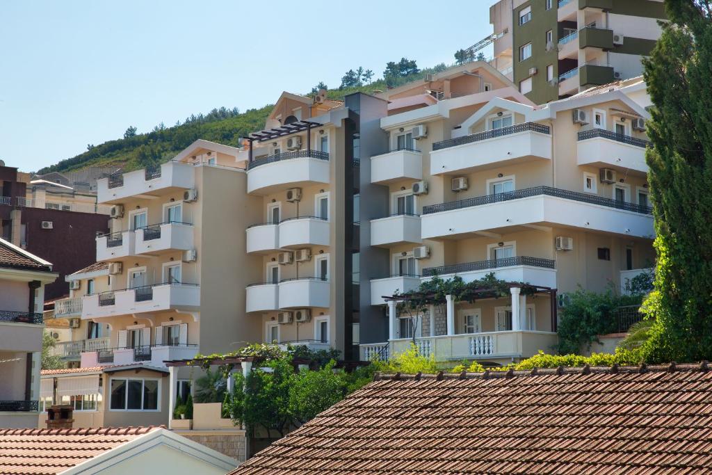 un gran edificio de apartamentos frente a una montaña en Villa Ljubanovic en Budva