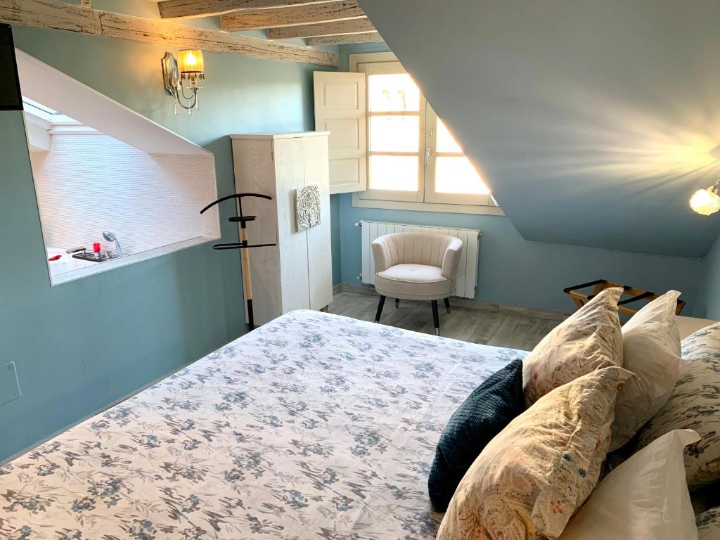Postel nebo postele na pokoji v ubytování Akla Suites con Jacuzzi Santillana