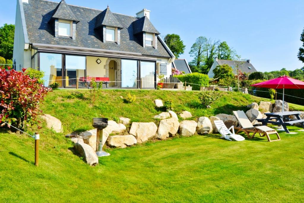 une maison avec un tas de rochers dans la cour dans l'établissement Maison de 2 chambres avec jardin clos et wifi a Plomelin, à Plomelin