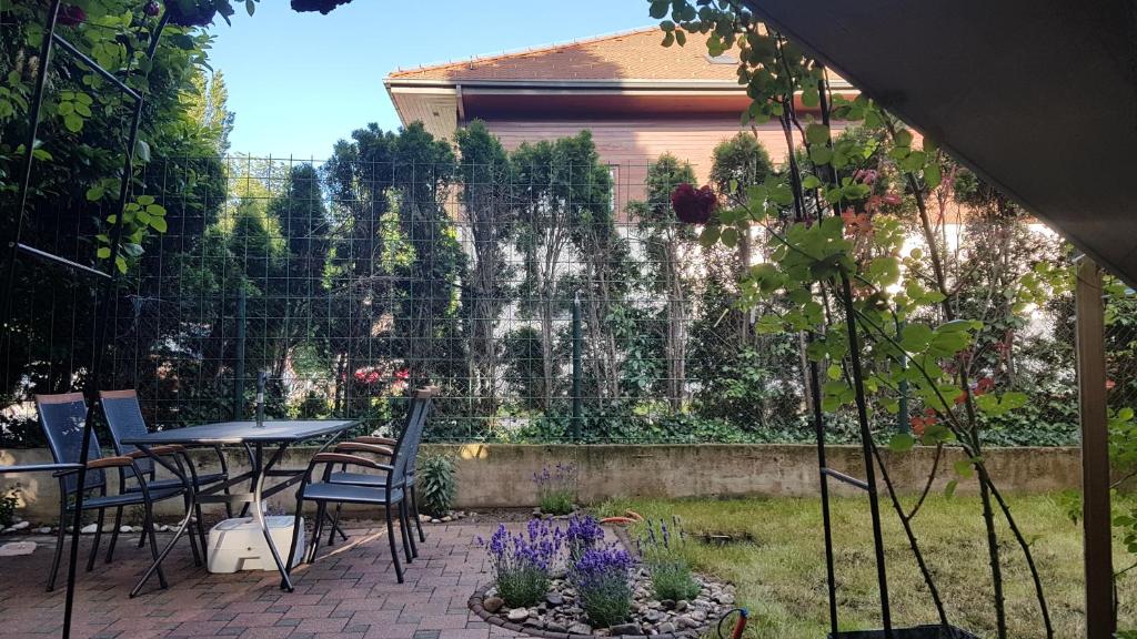 Vonkajšia záhrada v ubytovaní Apartment Zagy Blue