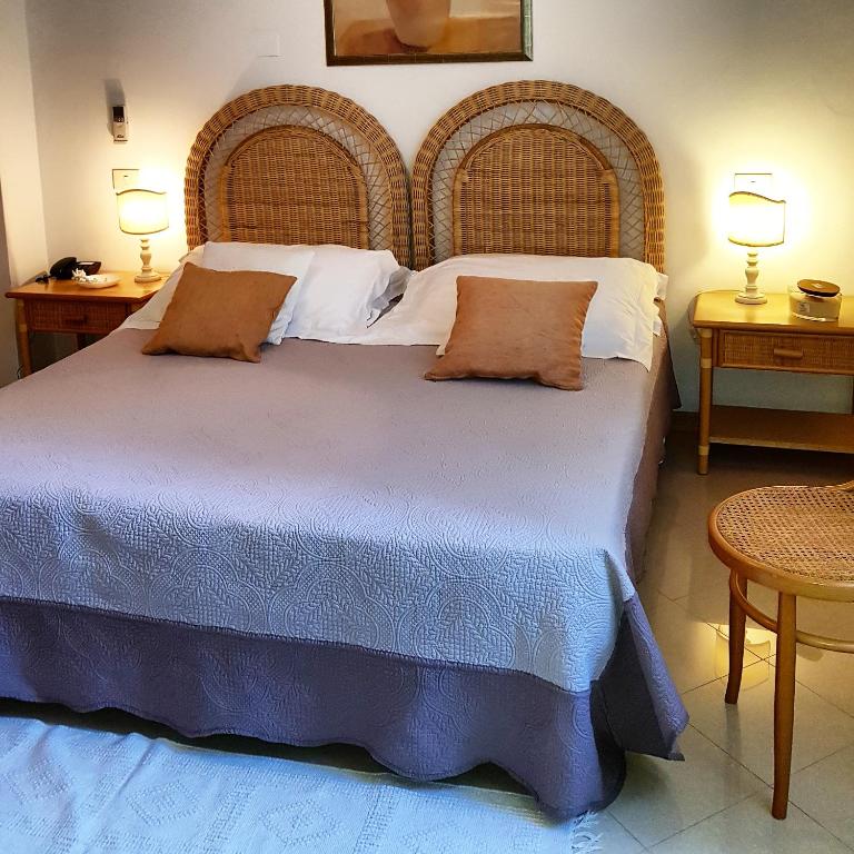 Łóżko lub łóżka w pokoju w obiekcie Hotel Bellonda