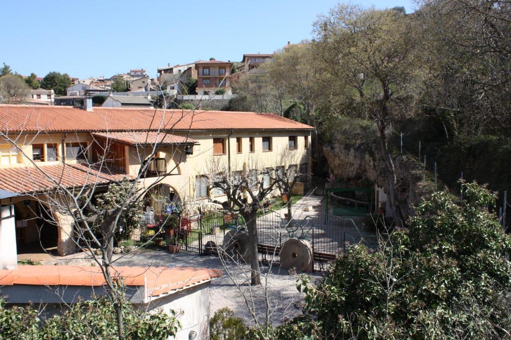 una imagen de una casa con árboles y edificios en Estudio El Tosca en Beceite