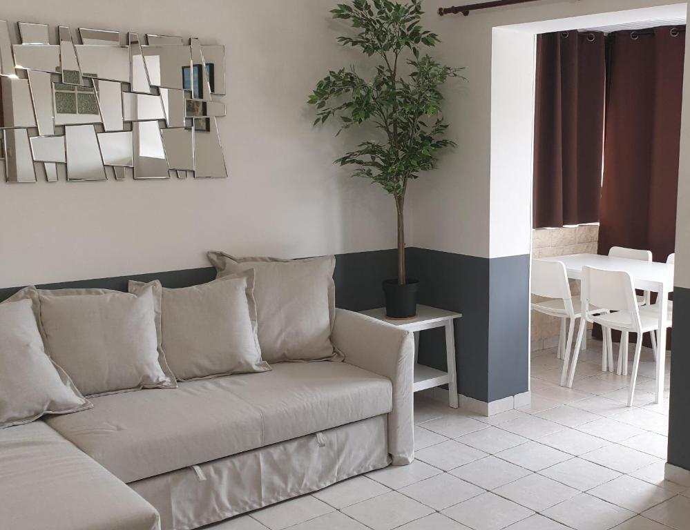 un salon avec un canapé et une table dans l'établissement Les vagues bleues, à La Ciotat