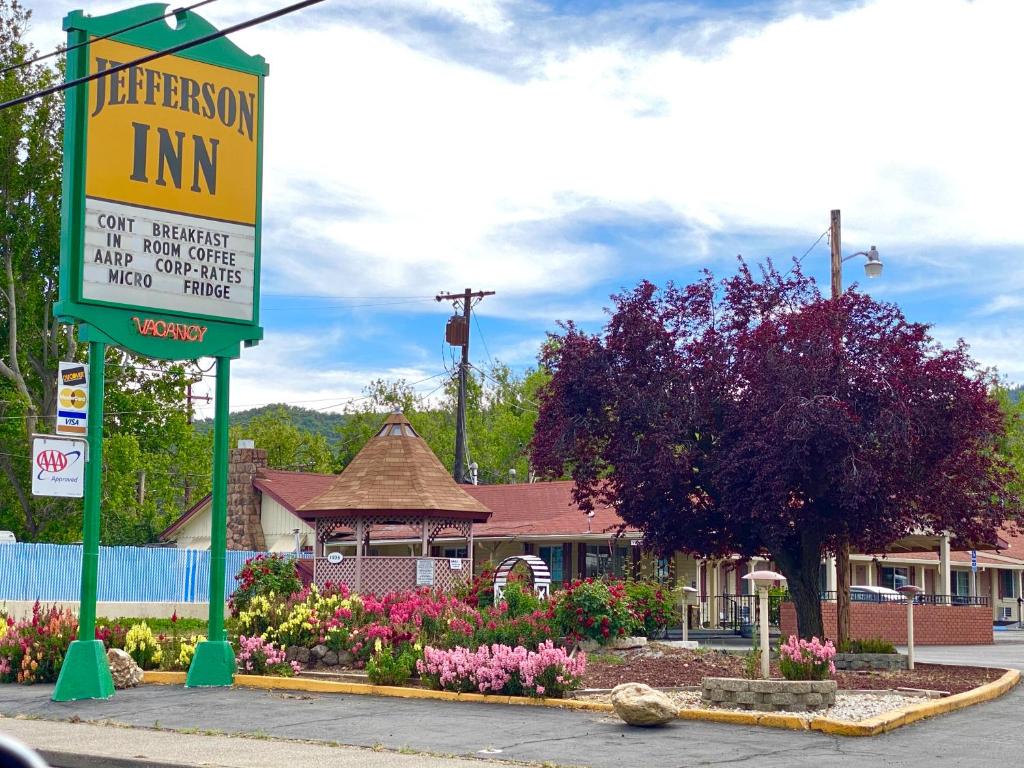 a sign in front of a inn with flowers at Jefferson Inn in Yreka