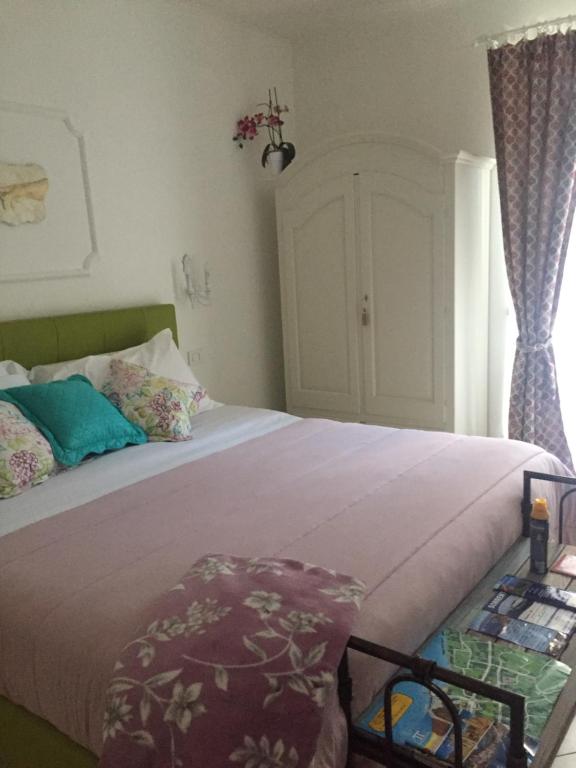 Postel nebo postele na pokoji v ubytování Sorrento Penthouse Suites