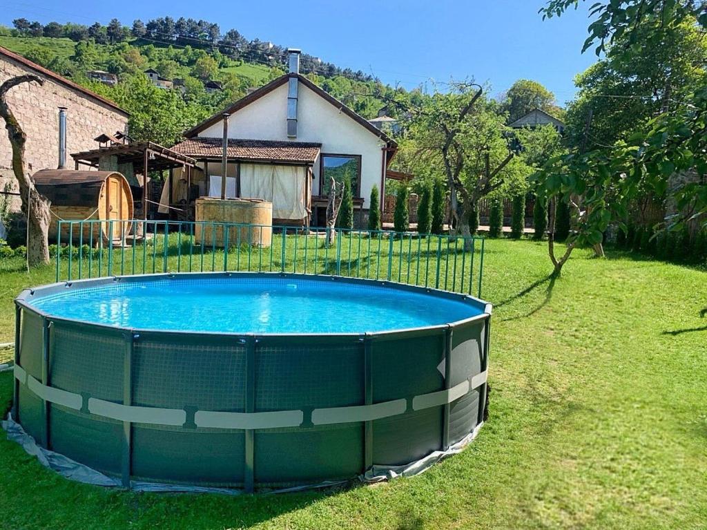 een zwembad in de tuin van een huis bij Villa Jrhogher Dilijan in Dilidzjan