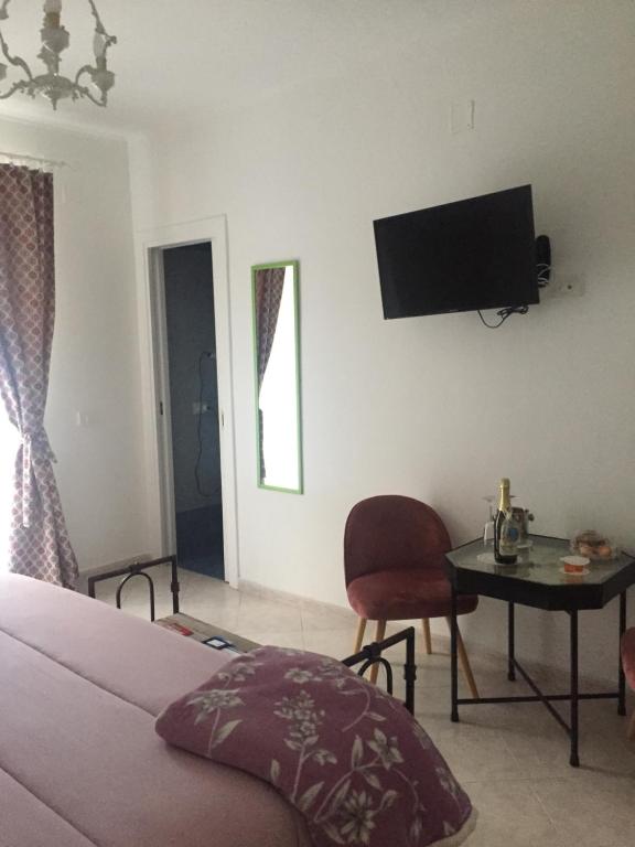 TV a/nebo společenská místnost v ubytování Sorrento Penthouse Suites