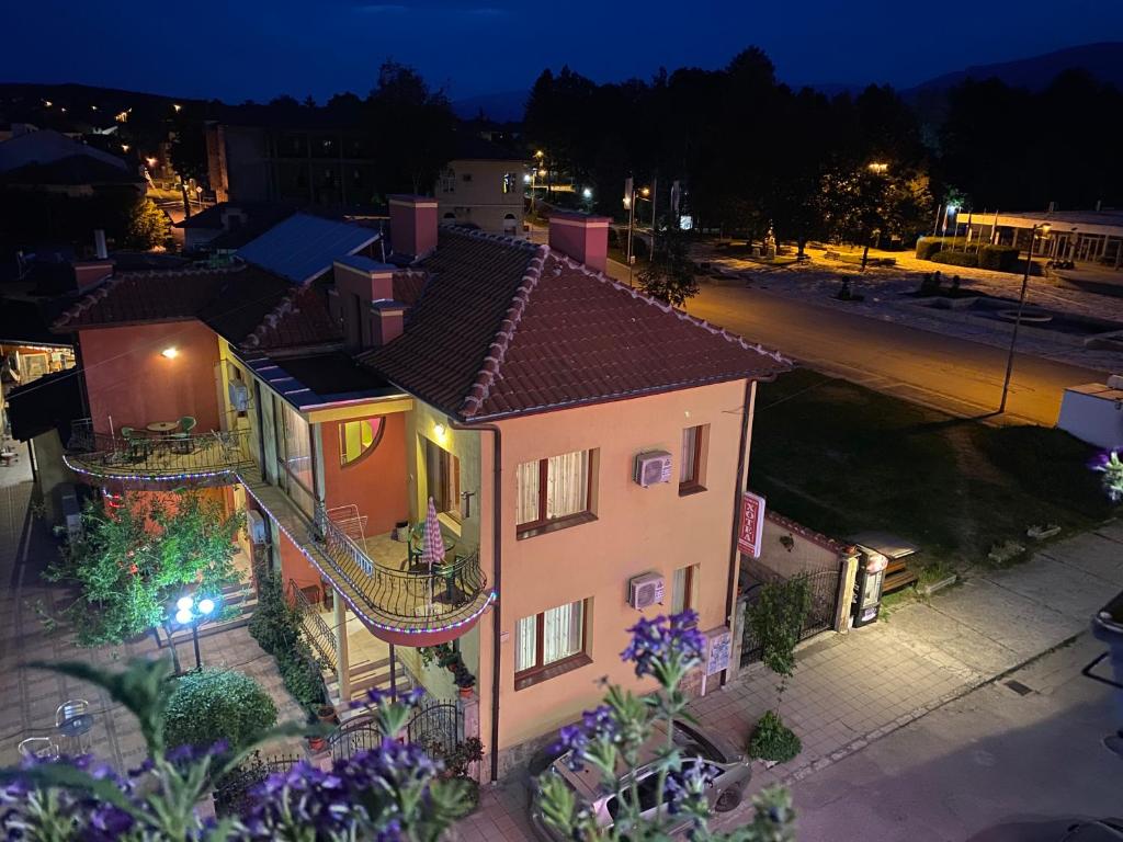 una vista aérea de una casa por la noche en Family Hotel Kavrakovi, en Pavel Banya