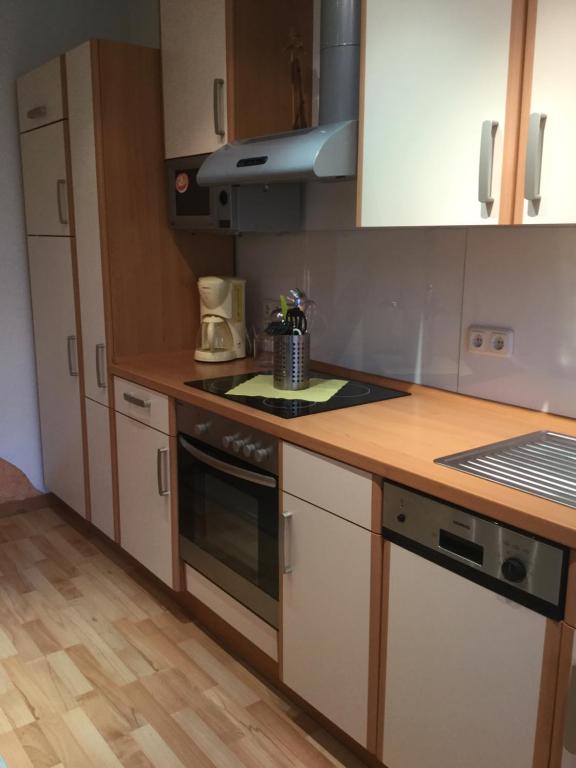 Kuchyň nebo kuchyňský kout v ubytování Ferienwohnung Elsterveilchen 100 m bis zur Soletherme und Theater