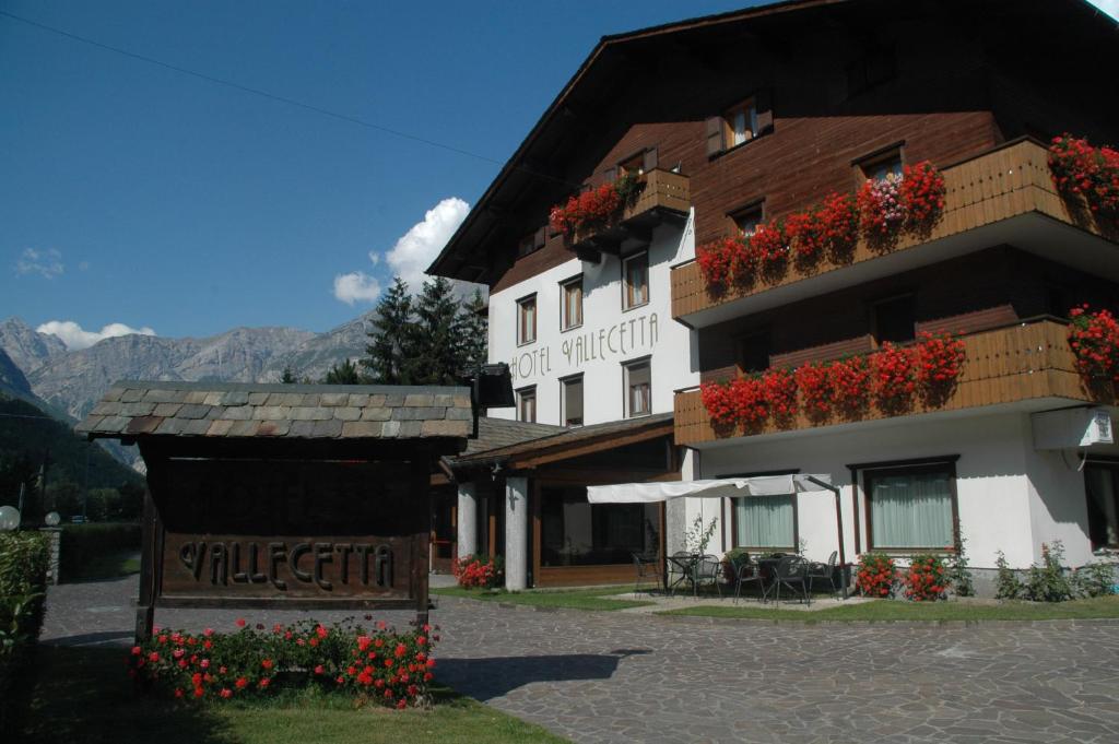 Nespecifikovaný výhled na hory nebo výhled na hory při pohledu z hotelu