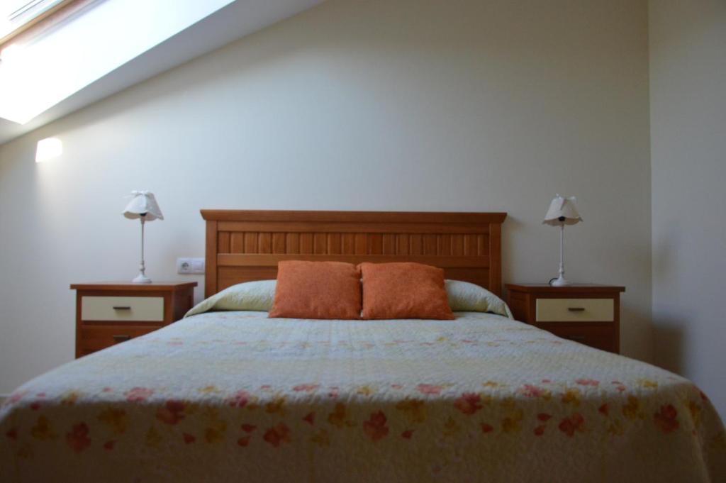 1 dormitorio con 1 cama grande y 2 mesitas de noche en Apartamento El Collau, en Posada de Llanes