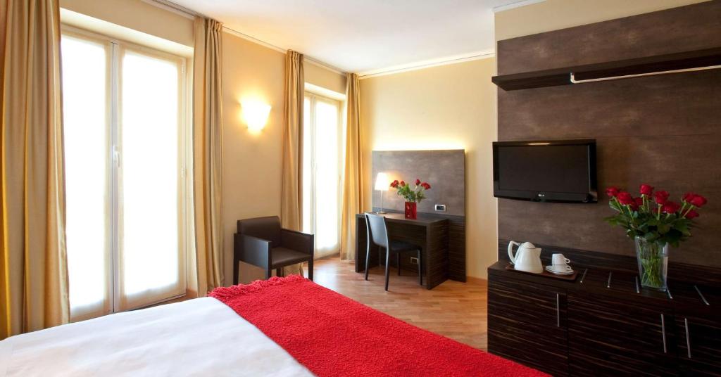 Habitación de hotel con cama y TV en Best Western Hotel Metropoli, en Génova
