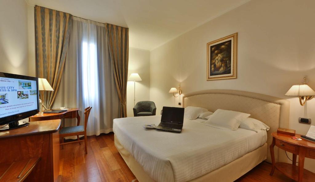 Postel nebo postele na pokoji v ubytování Best Western Hotel Globus City