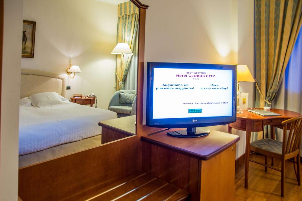 TV a/nebo společenská místnost v ubytování Best Western Hotel Globus City