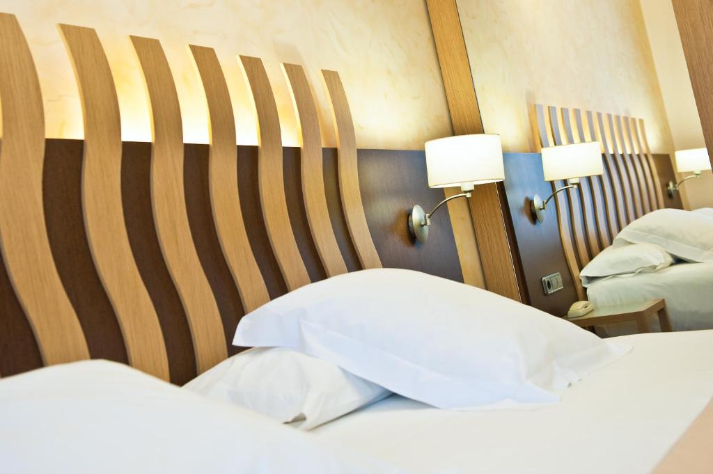 ein Hotelzimmer mit 2 Betten und 2 Lampen in der Unterkunft Hotel Duran in Figueres