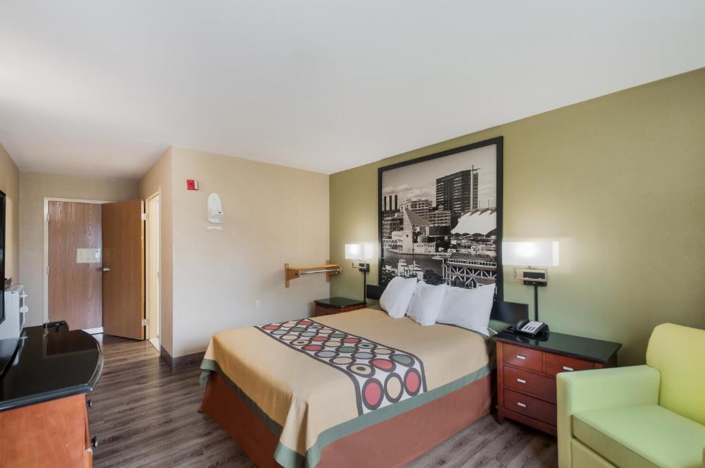 ein Hotelzimmer mit einem großen Bett und einem Sofa in der Unterkunft Red Carpet Inn-Indian Head in Indian Head