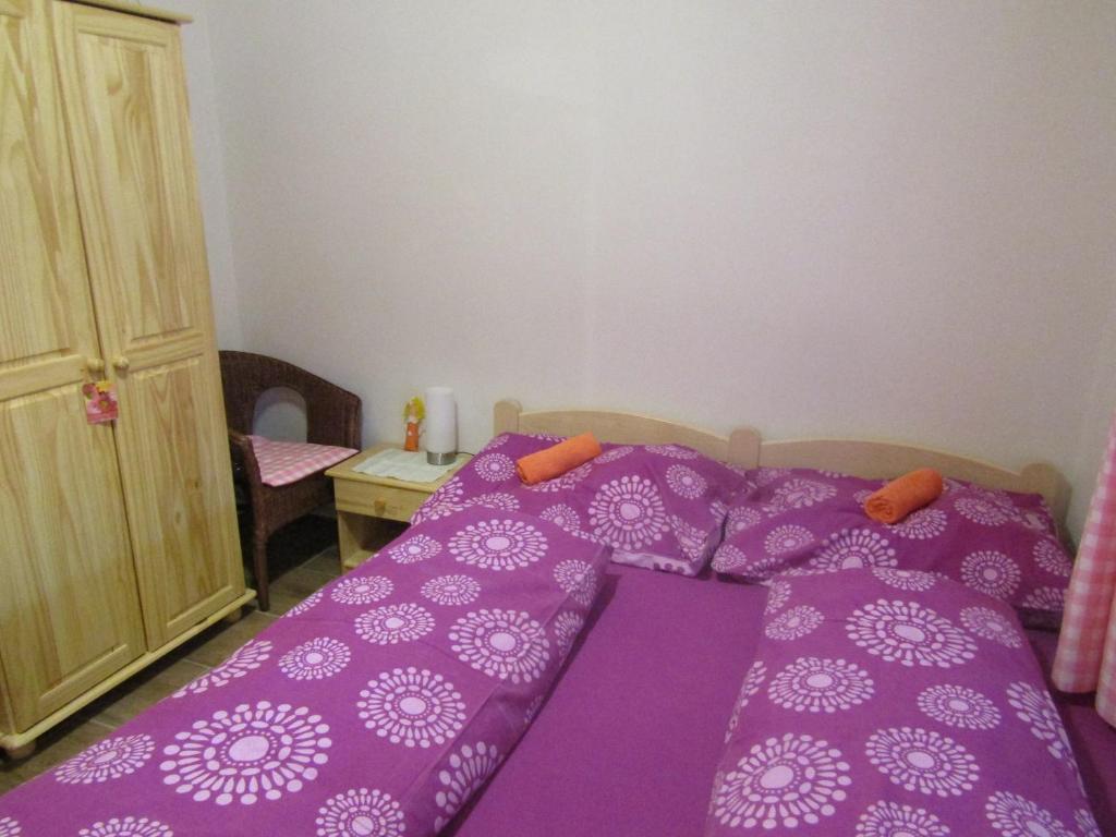 Postel nebo postele na pokoji v ubytování rekreační dům levandule