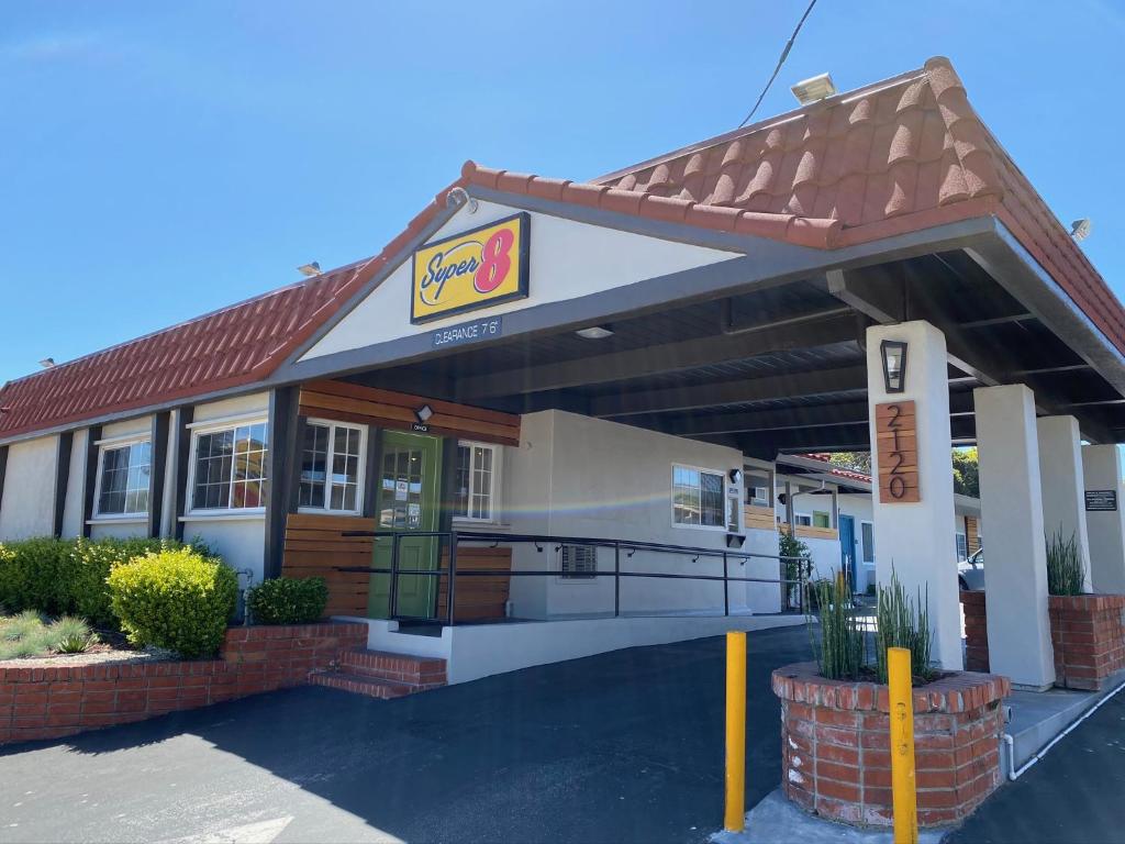 un restaurante de comida rápida con una gasolinera en Super 8 by Wyndham Monterey, en Monterey