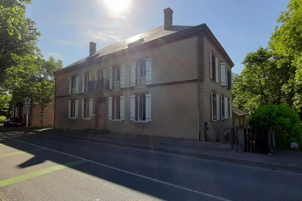 an old building on the side of a street at Maison Monxanin in Gardouch