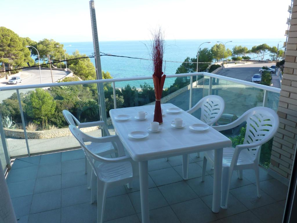 einen weißen Tisch und Stühle auf dem Balkon in der Unterkunft JOYAPARTMENTS Gavina D´Or in Miami Platja