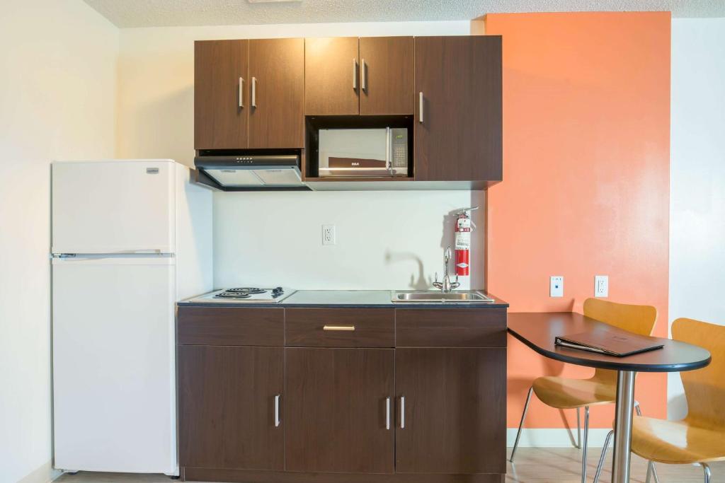 Kuchyň nebo kuchyňský kout v ubytování Motel 6-Kingston, ON