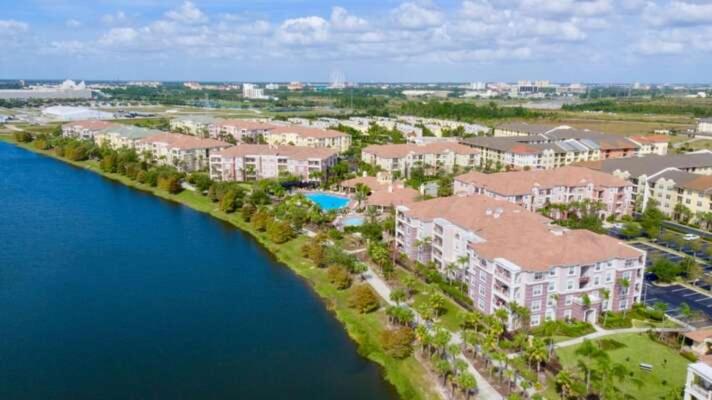 uma vista aérea de um resort ao lado de uma massa de água em 3 BR 3 BA Apartment 5min to Universal 1823sqft em Orlando