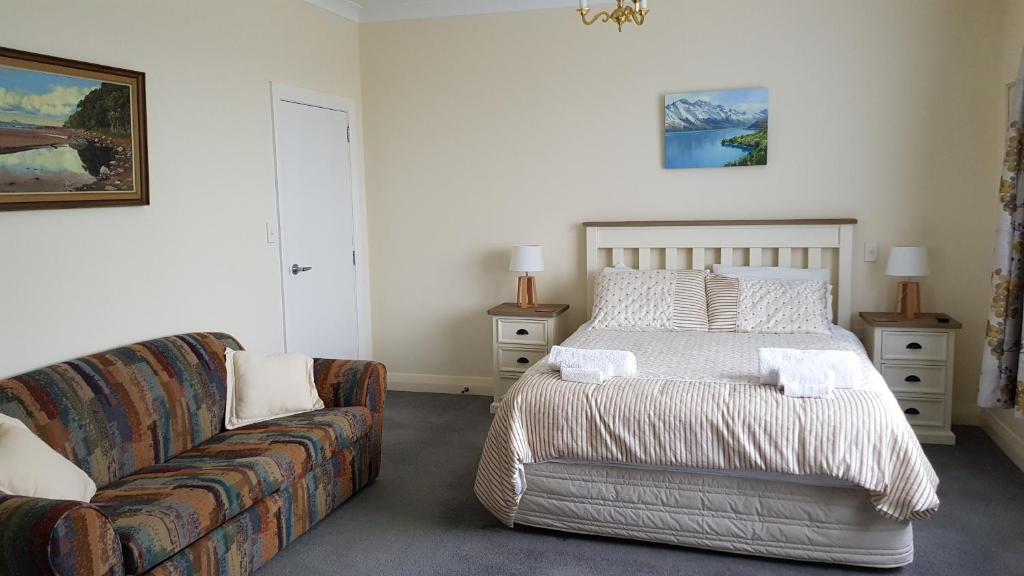 ein Schlafzimmer mit einem Bett und einem Sofa in der Unterkunft 113 On Park in Winton