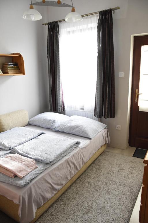 Posteľ alebo postele v izbe v ubytovaní Dobay Apartman Gyula