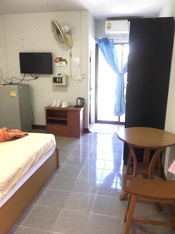 TV a/nebo společenská místnost v ubytování Jenny Hostel HuaHin