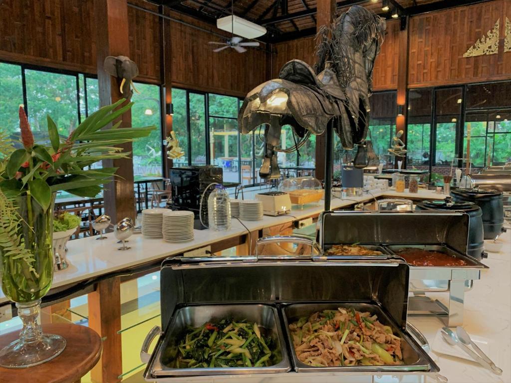 Restaurace v ubytování Phumontra Resort Nakhon Nayok