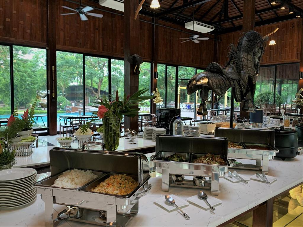 Bazén v ubytování Phumontra Resort Nakhon Nayok nebo v jeho okolí