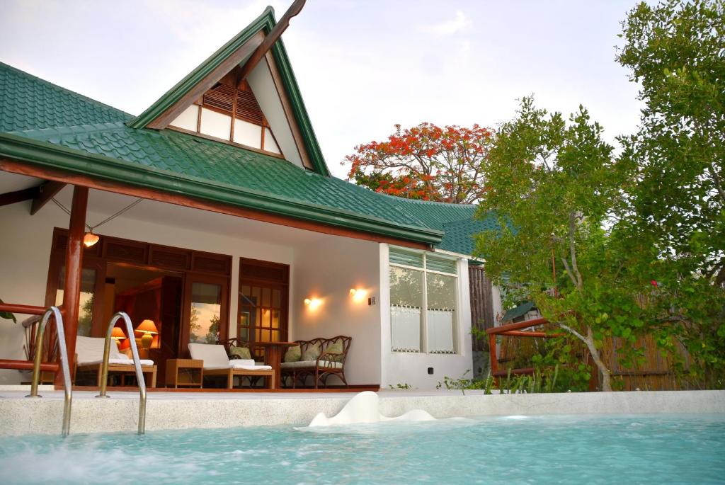 Bazén v ubytování Badian Island Wellness Resort nebo v jeho okolí