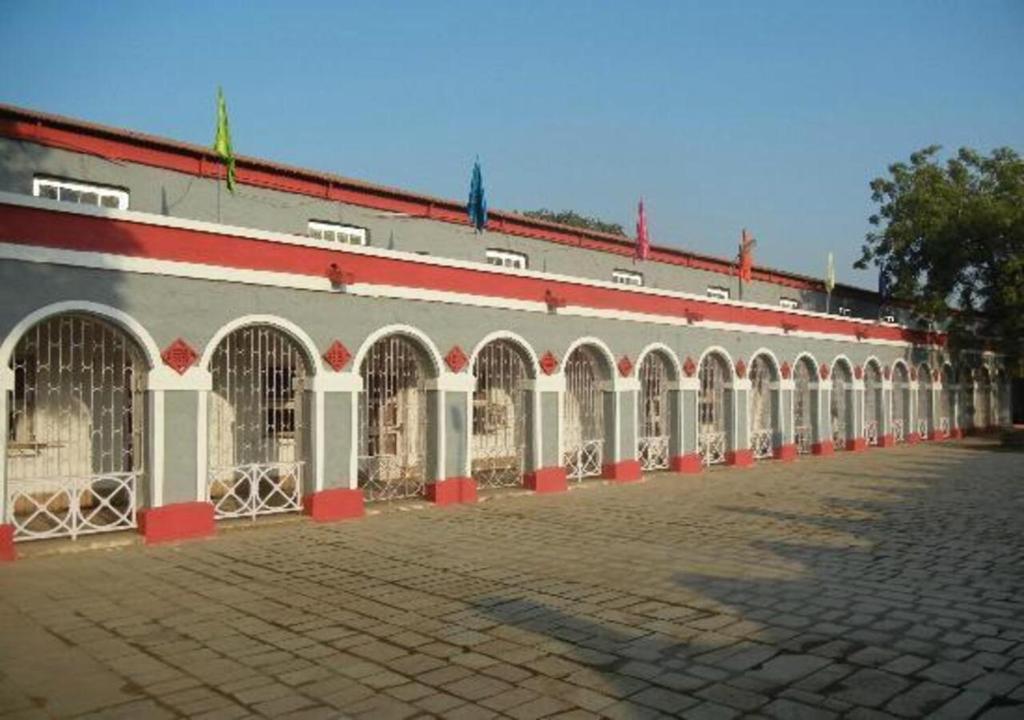 un grand bâtiment avec beaucoup de fenêtres dans l'établissement Hotel Grand Barrack, à Khandwa