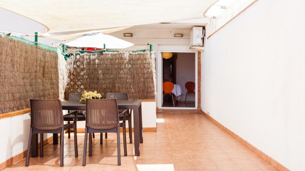 una sala da pranzo con tavolo e sedie di Patio Budget Apartment 12 a Calonge