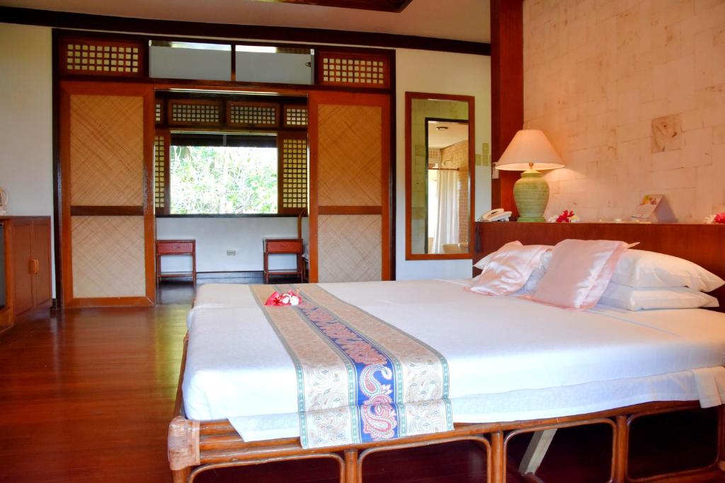 Postel nebo postele na pokoji v ubytování Badian Island Wellness Resort