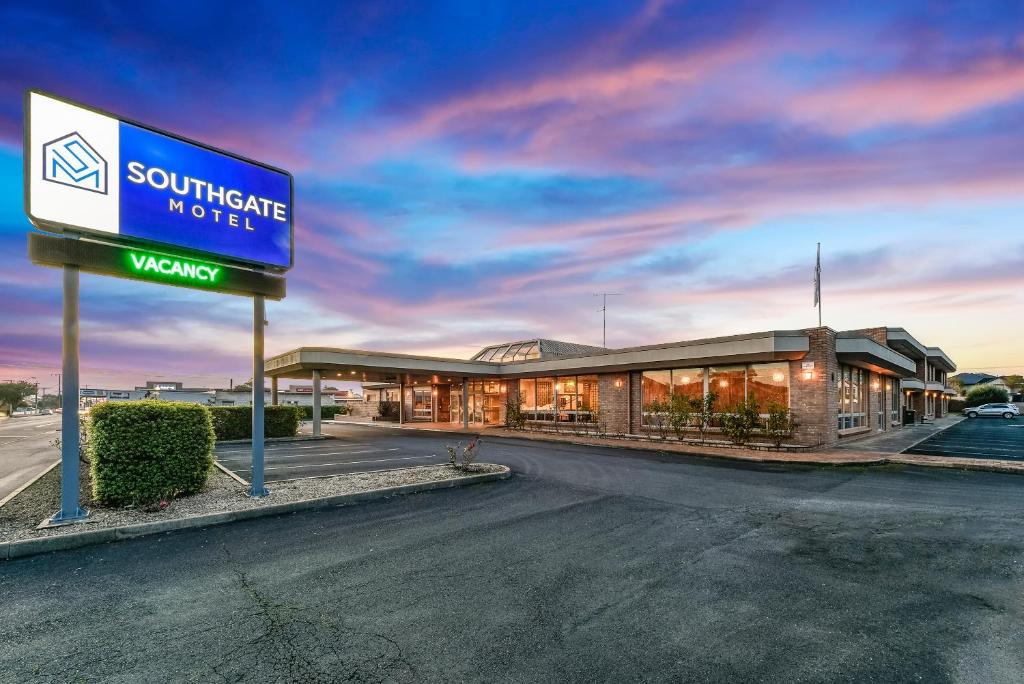 a building with a sign in front of a motel at Southgate Motel in Mount Gambier