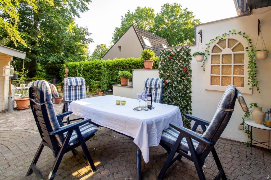 een tafel en 4 stoelen op een patio bij Casita Boschberg in Biddinghuizen
