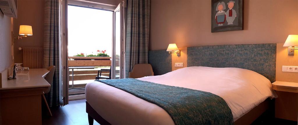 Postel nebo postele na pokoji v ubytování Hotel Les Remparts