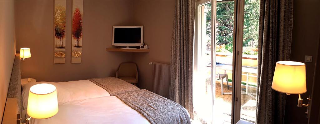 Postel nebo postele na pokoji v ubytování Hotel Les Remparts