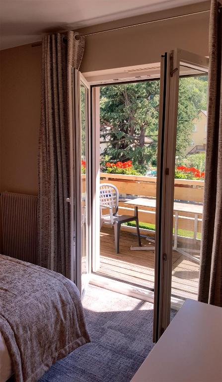 Postel nebo postele na pokoji v ubytování Hotel Les Remparts