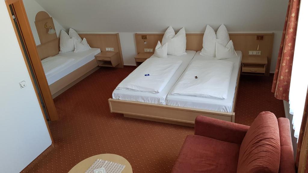 Postel nebo postele na pokoji v ubytování Hotel Gasthof Specht