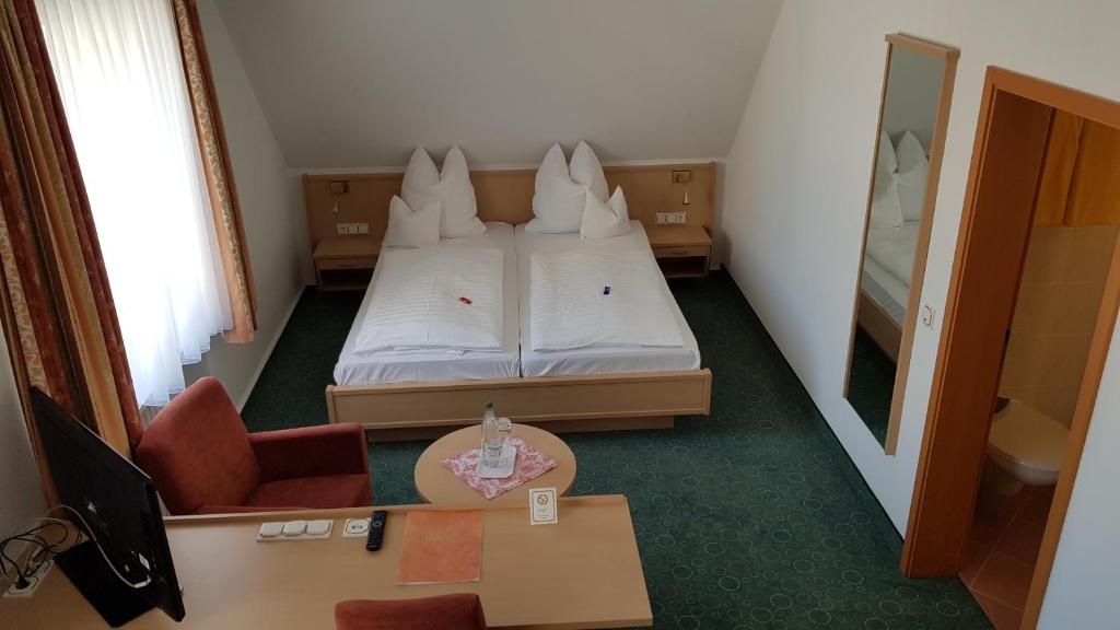 Postel nebo postele na pokoji v ubytování Hotel Gasthof Specht