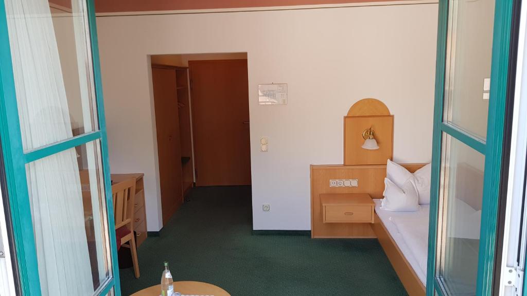 Postel nebo postele na pokoji v ubytování Hotel Gasthof Specht