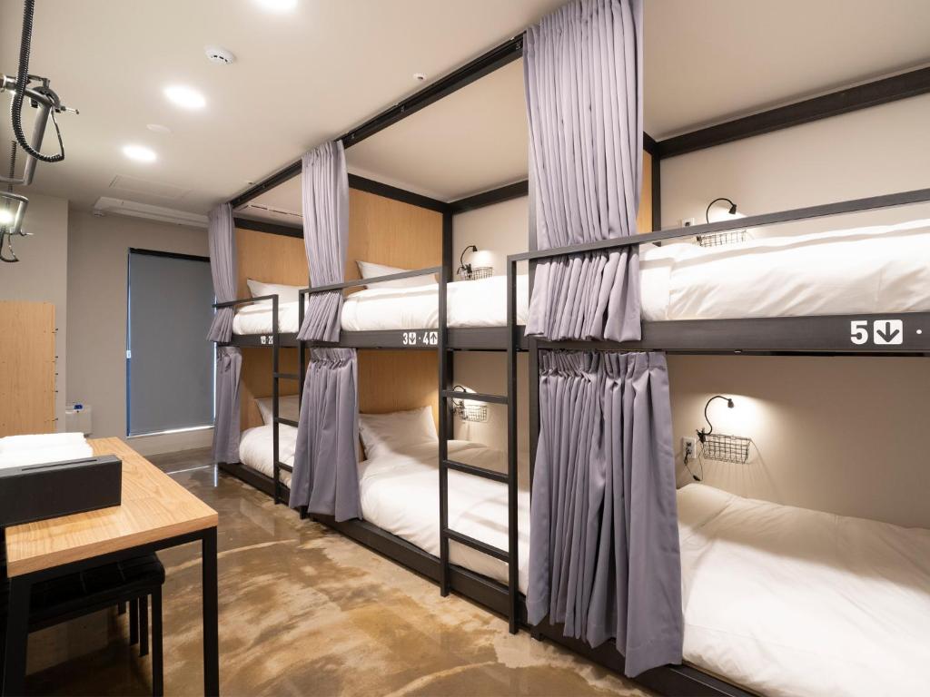 מיטה או מיטות קומותיים בחדר ב-Wegoinn Hostel
