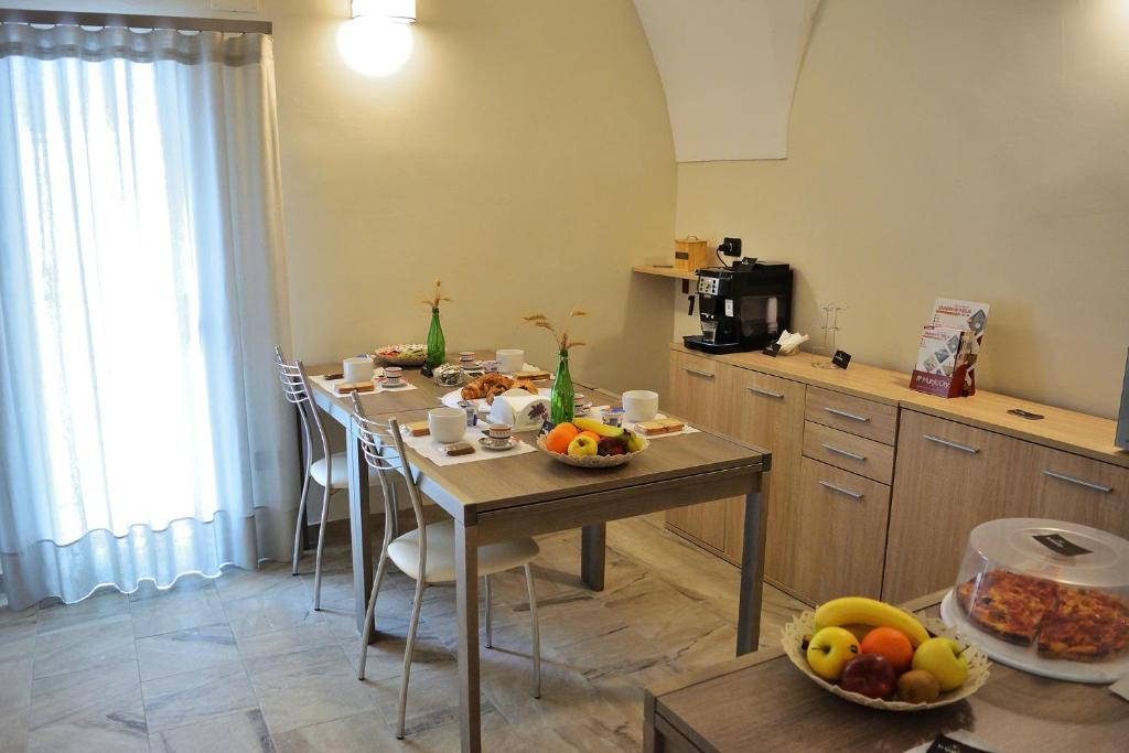 kuchnia ze stołem z miseczkami owoców w obiekcie La Gravina w mieście Gravina in Puglia