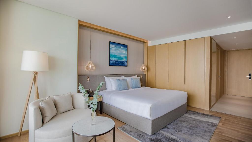 Superior King Room with Balcony and City View